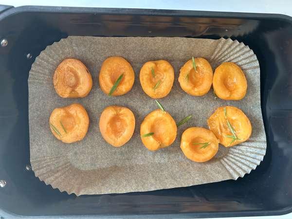 Air fryer roasted apricots - Preparation step 2