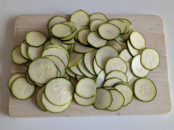 Easy zucchini pasta with crispy speck - Preparation step 1