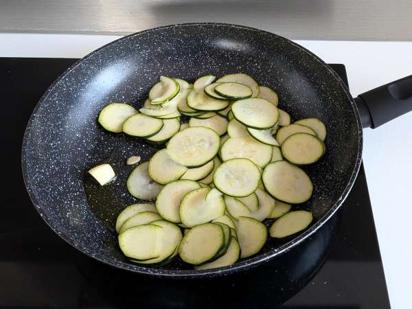 Easy zucchini pasta with crispy speck - Preparation step 2