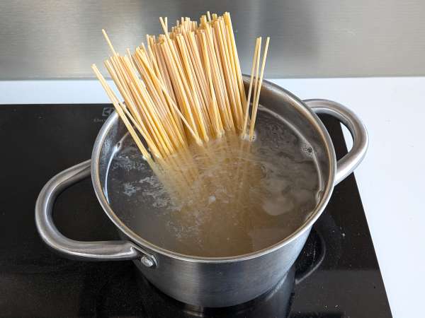 Easy zucchini pasta with crispy speck - Preparation step 4