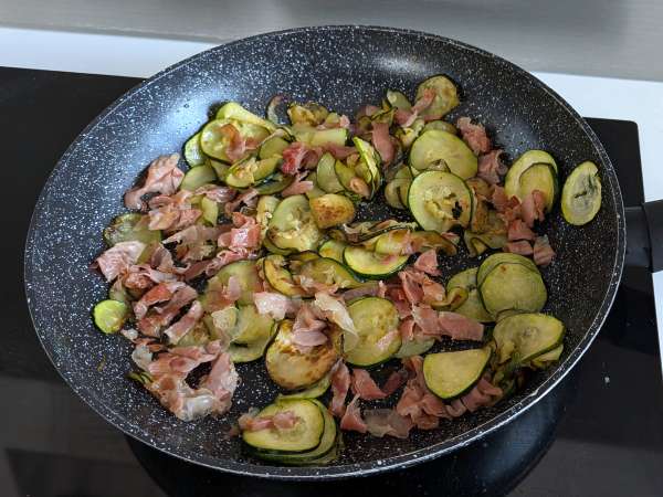 Easy zucchini pasta with crispy speck - Preparation step 6