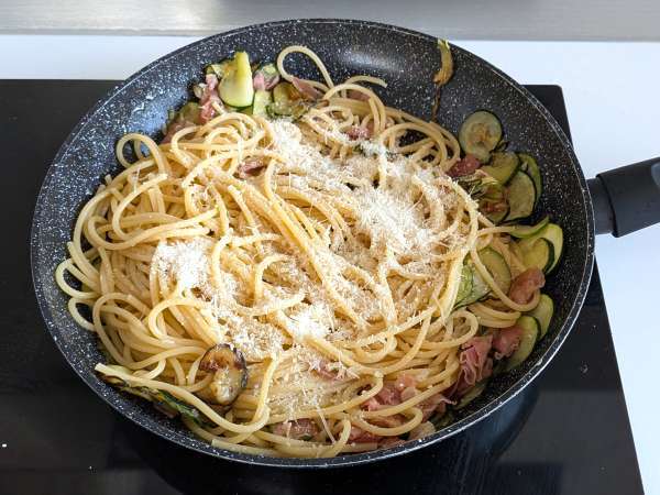 Easy zucchini pasta with crispy speck - Preparation step 7