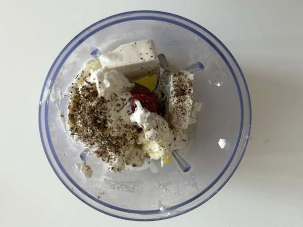Whipped feta and roasted apricots - Preparation step 1