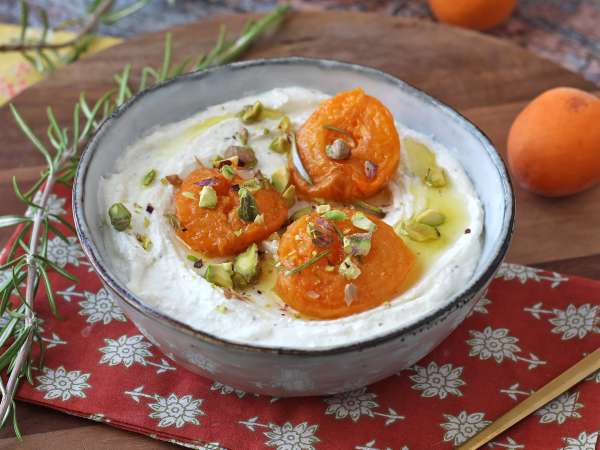 Whipped feta and roasted apricots - Preparation step 3