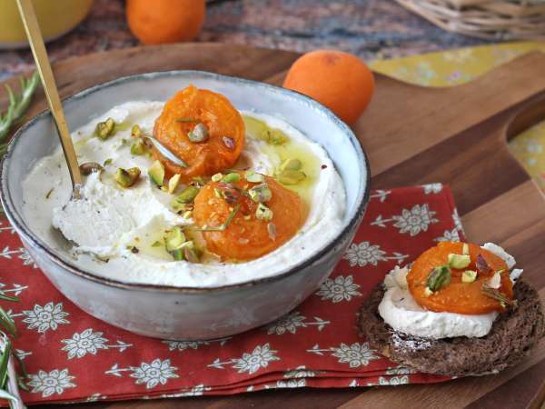 Whipped feta and roasted apricots - Preparation step 4