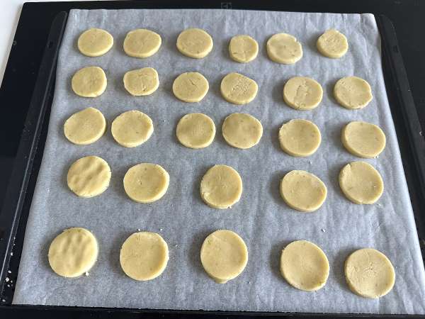 Lime shortbread cookies, topped with icing - Preparation step 7