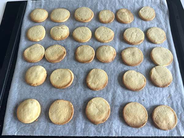 Lime shortbread cookies, topped with icing - Preparation step 8