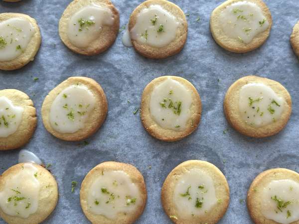 Lime shortbread cookies, topped with icing - Preparation step 11