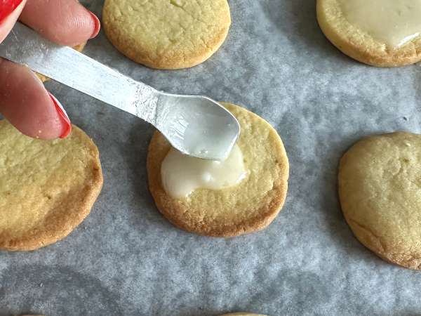 Lime shortbread cookies, topped with icing - Preparation step 10