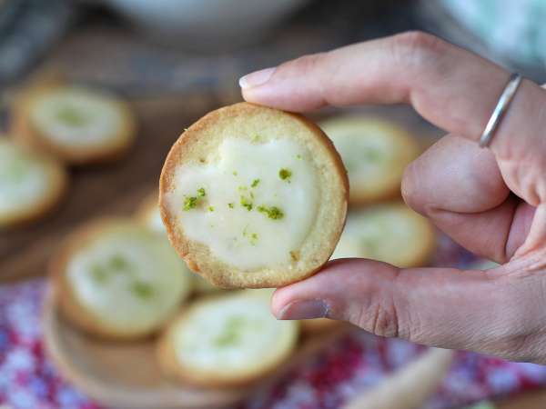 Lime shortbread cookies, topped with icing - Preparation step 12