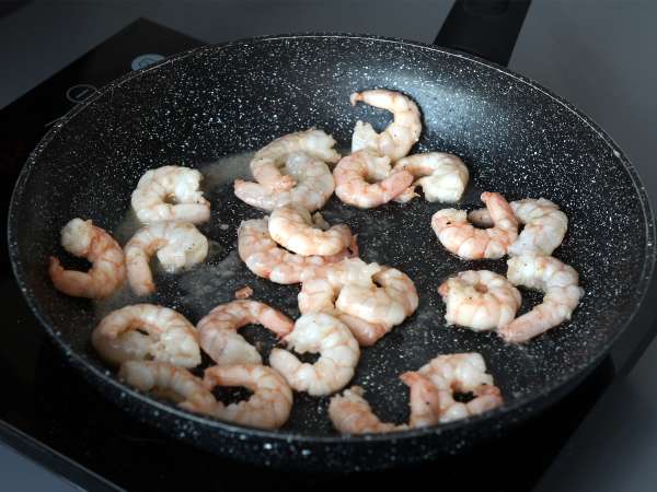 Orzo pasta with tomatoes and shrimp, cooked risotto-style - Preparation step 1