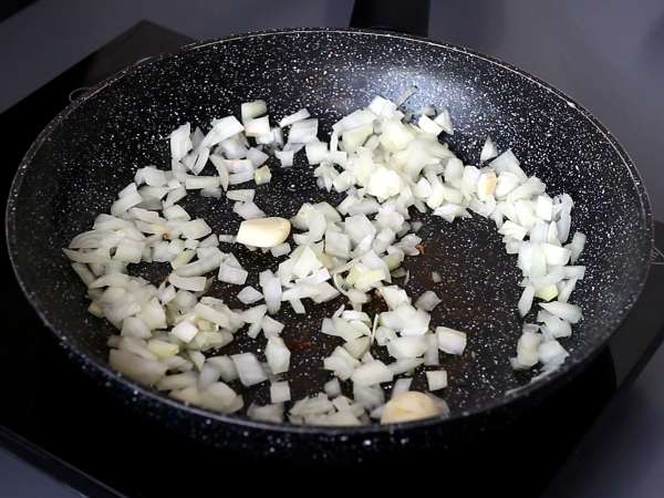 Orzo pasta with tomatoes and shrimp, cooked risotto-style - Preparation step 2