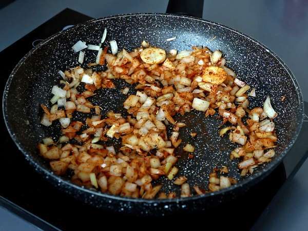Orzo pasta with tomatoes and shrimp, cooked risotto-style - Preparation step 3
