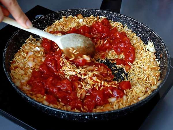 Orzo pasta with tomatoes and shrimp, cooked risotto-style - Preparation step 4