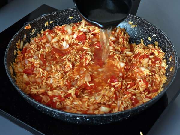 Orzo pasta with tomatoes and shrimp, cooked risotto-style - Preparation step 5