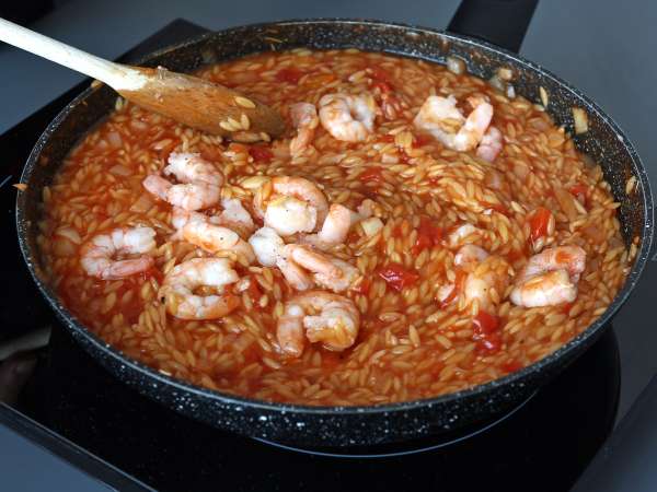 Orzo pasta with tomatoes and shrimp, cooked risotto-style - Preparation step 6