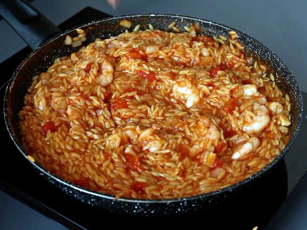 Orzo pasta with tomatoes and shrimp, cooked risotto-style - Preparation step 7
