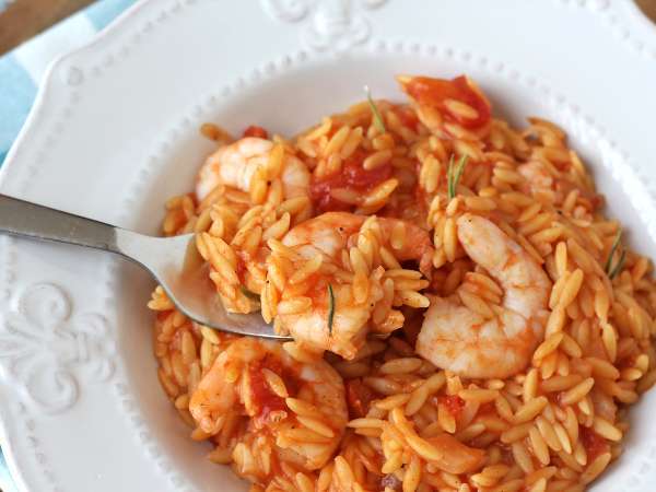 Orzo pasta with tomatoes and shrimp, cooked risotto-style - Preparation step 8