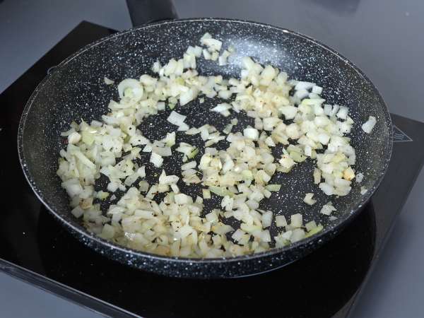 One-pot chicken dish with rice, tomatoes, and bell peppers - Preparation step 2