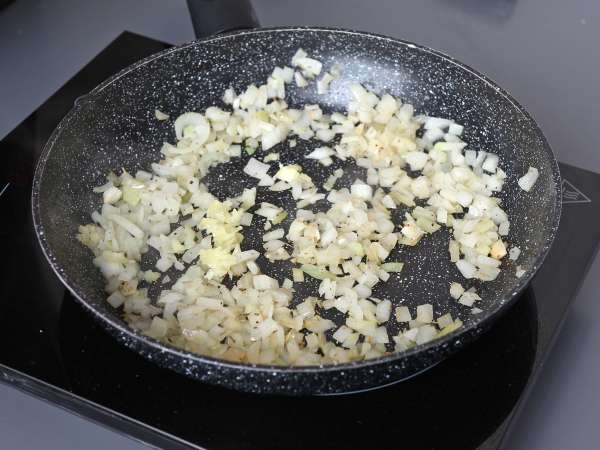 One-pot chicken dish with rice, tomatoes, and bell peppers - Preparation step 3