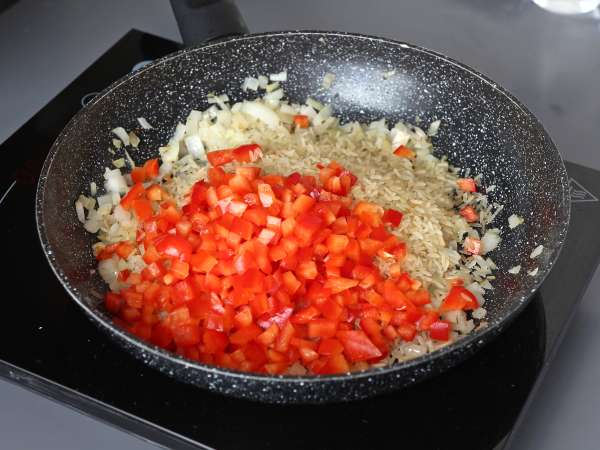 One-pot chicken dish with rice, tomatoes, and bell peppers - Preparation step 4
