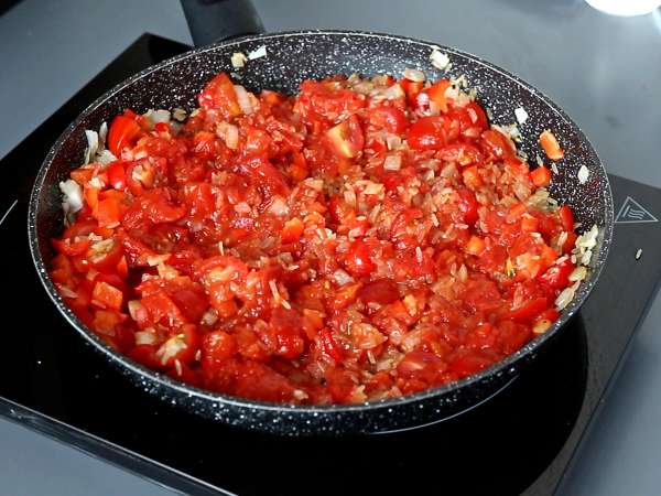 One-pot chicken dish with rice, tomatoes, and bell peppers - Preparation step 5