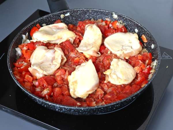 One-pot chicken dish with rice, tomatoes, and bell peppers - Preparation step 6