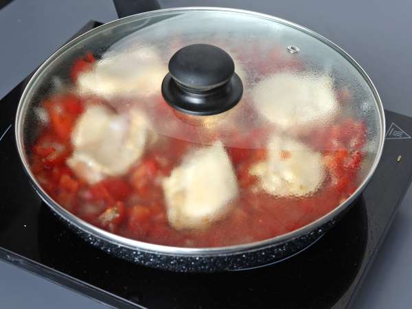 One-pot chicken dish with rice, tomatoes, and bell peppers - Preparation step 7
