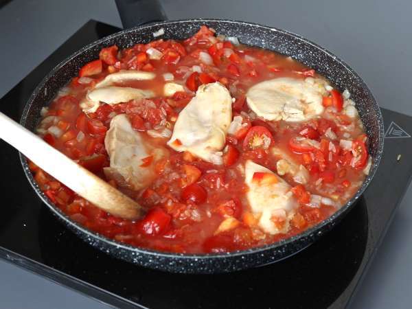 One-pot chicken dish with rice, tomatoes, and bell peppers - Preparation step 8