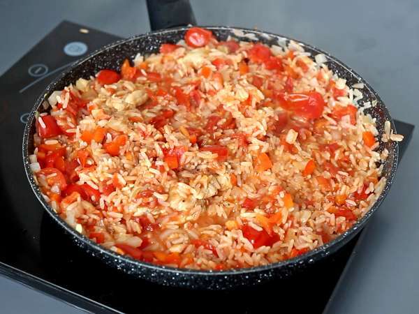 One-pot chicken dish with rice, tomatoes, and bell peppers - Preparation step 9