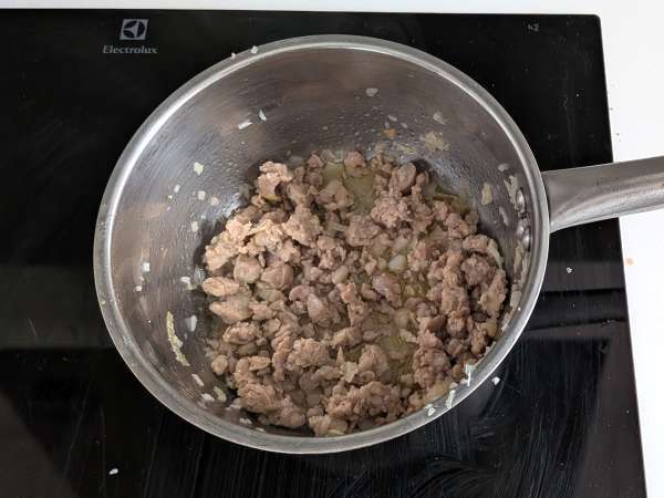 Baked rigatoni cake with sausage, béchamel sauce, and mozzarella - Preparation step 1