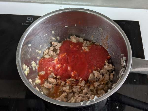 Baked rigatoni cake with sausage, béchamel sauce, and mozzarella - Preparation step 2