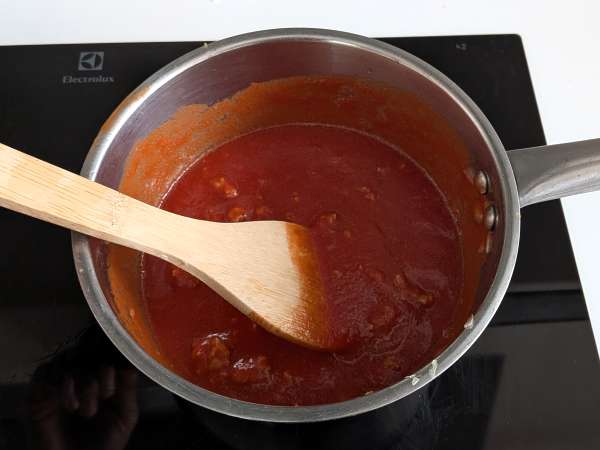 Baked rigatoni cake with sausage, béchamel sauce, and mozzarella - Preparation step 3