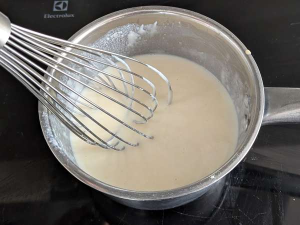 Baked rigatoni cake with sausage, béchamel sauce, and mozzarella - Preparation step 5