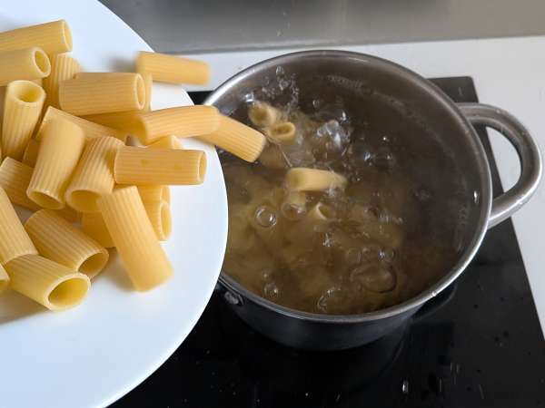 Baked rigatoni cake with sausage, béchamel sauce, and mozzarella - Preparation step 6