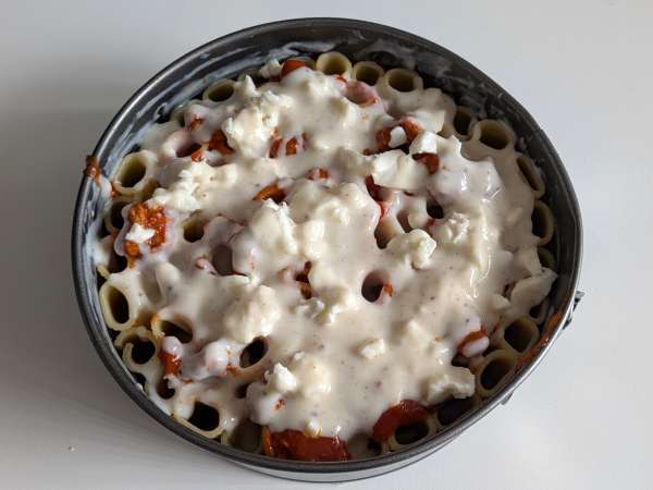 Baked rigatoni cake with sausage, béchamel sauce, and mozzarella - Preparation step 10