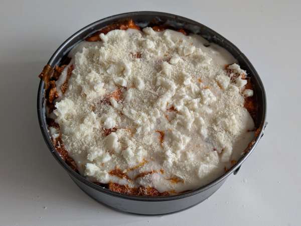 Baked rigatoni cake with sausage, béchamel sauce, and mozzarella - Preparation step 12