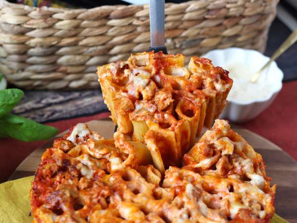 Baked rigatoni cake with sausage, béchamel sauce, and mozzarella - Preparation step 15