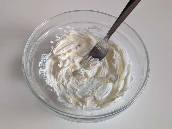 Savory flans with olives and cream cheese in an Air Fryer - Preparation step 1