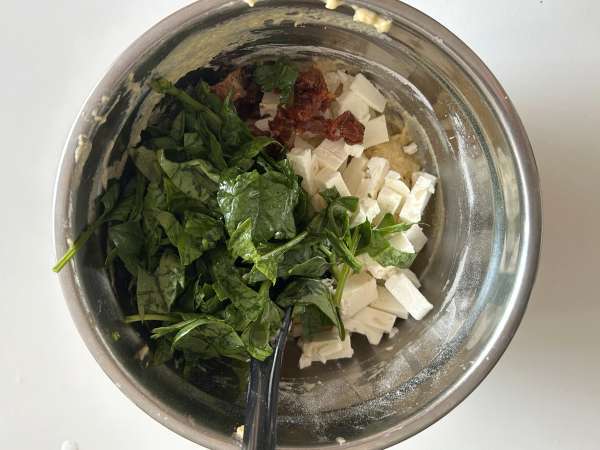 Savory cookies with feta, sun-dried tomatoes, and spinach - Preparation step 4