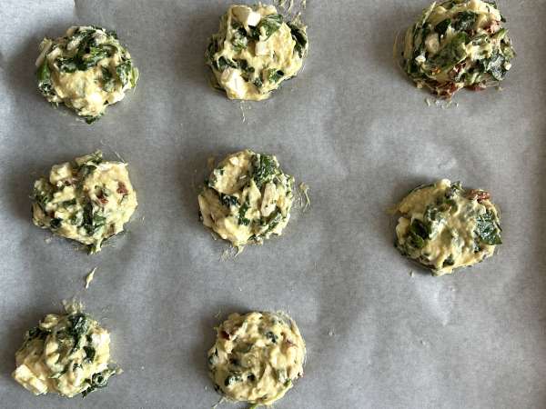 Savory cookies with feta, sun-dried tomatoes, and spinach - Preparation step 5