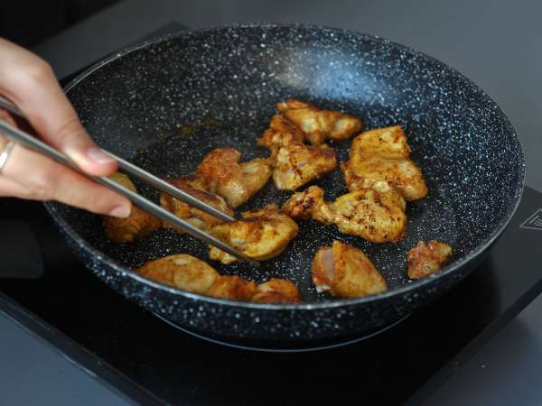 Chicken udon noodles with a creamy Thai curry sauce - Preparation step 2