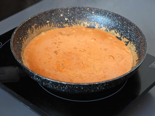 Chicken udon noodles with a creamy Thai curry sauce - Preparation step 4
