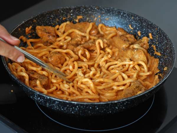 Chicken udon noodles with a creamy Thai curry sauce - Preparation step 5
