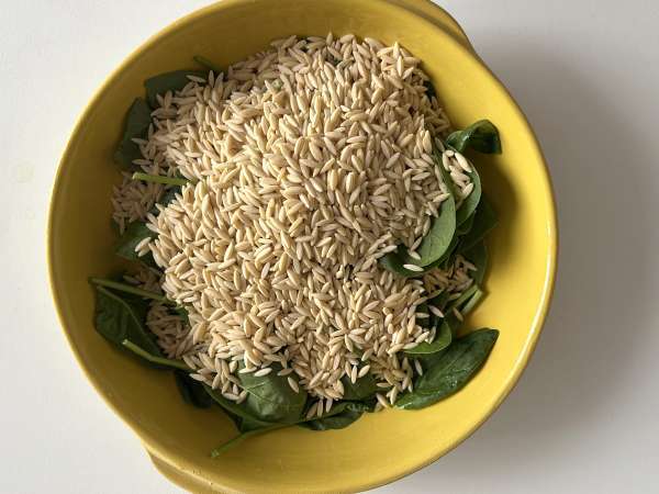 One-pot orzo pasta with bell peppers, chorizo, and spinach - Preparation step 2