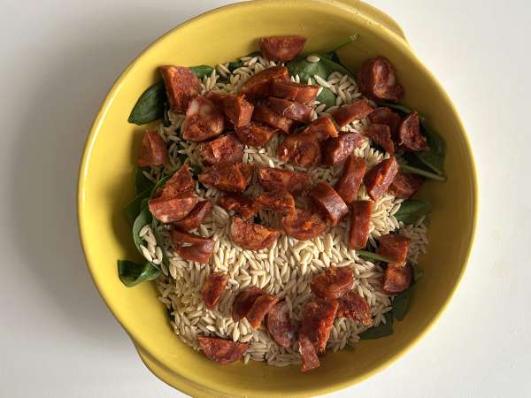 One-pot orzo pasta with bell peppers, chorizo, and spinach - Preparation step 3