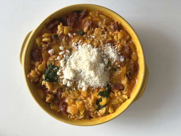 One-pot orzo pasta with bell peppers, chorizo, and spinach - Preparation step 6