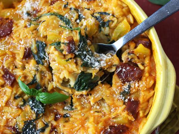 One-pot orzo pasta with bell peppers, chorizo, and spinach - Preparation step 7