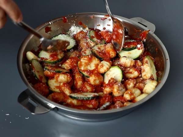 Quick recipe for zucchini and mozzarella gnocchi gratin - Preparation step 3