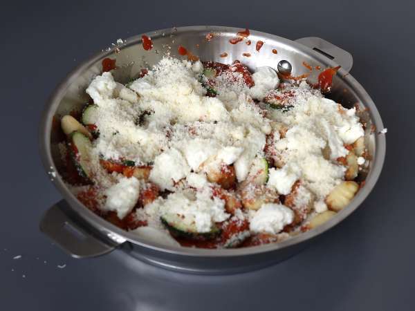 Quick recipe for zucchini and mozzarella gnocchi gratin - Preparation step 4